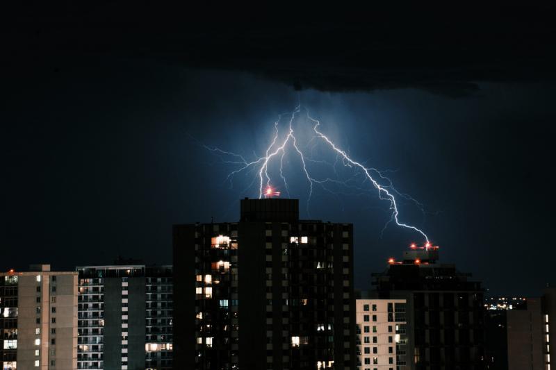Entenda tudo o que precisa saber para comprar para-raios